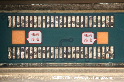 把板對板連接器全部移除，發(fā)現(xiàn)其下方板子共有兩個裸銅的方形設(shè)計。
