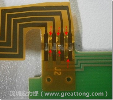這張圖所顯示的，PCBA工廠實(shí)際進(jìn)行HotBar(熱壓熔錫焊接)焊接的時候，經(jīng)常會出現(xiàn)這類焊墊之間短路的問題，下面的圖示為比較嚴(yán)重的案例，大部分都只有部份溢錫，但這對品質(zhì)信賴杜已經(jīng)產(chǎn)生了及大的為害，既使現(xiàn)在測試沒有出現(xiàn)問題，難保在高溫膏濕的環(huán)境下不會出現(xiàn)電子遷移(Electromigration)的現(xiàn)象。