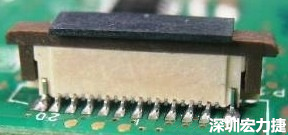 一開始的 connector 把 塑膠蓋子(cap) 塞到了 connector 的接觸彈片內(nèi)側(cè)。